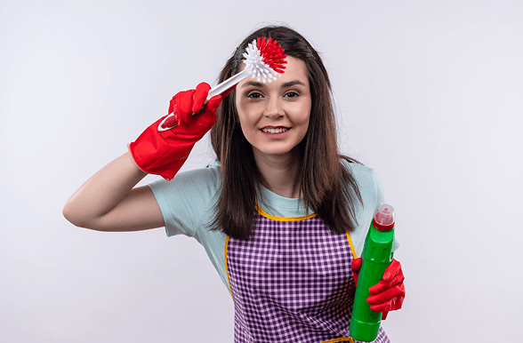 Profesional de limpieza con gorra amarilla