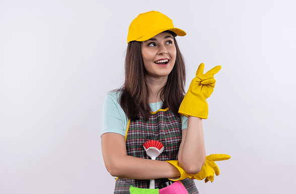 Profesional de limpieza con gorra amarilla